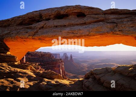 Paysage avec arc en grès naturel désert, Mesa Arch, Canyonlands National Park, Utah, USA Banque D'Images