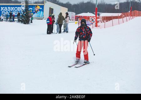 KAZKOVA POLIANA, UKRAINE - le 26 janvier 2019 : man skiing par hill Banque D'Images