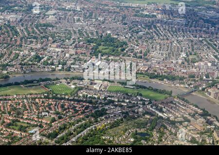 Vue aérienne de la Tamise comme il coule entre Barnes et 75015 sur une journée ensoleillée. Banque D'Images