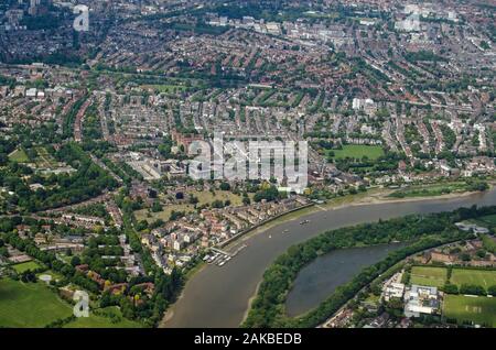 Vue aérienne de la Tamise comme il coule entre Chiswick et Barnes dans l'ouest de Londres sur une journée ensoleillée. Le gigot de mouton O étang est au fond Banque D'Images