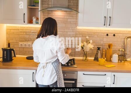 Vue de derrière la cuisine cuisine sur femme Banque D'Images