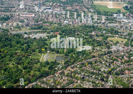 Vue aérienne de l'historique Royal Botanic Gardens à Kew dans l'ouest de Londres sur une journée ensoleillée. Le Palm House est au milieu de l'image avec Bren Banque D'Images