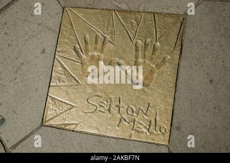 Plaque de métal sur le walk of fame en face du Palais des Festivals à l'avenue principale de Gramado. Une jolie ville d'influence européenne dans le sud du Brésil. Banque D'Images
