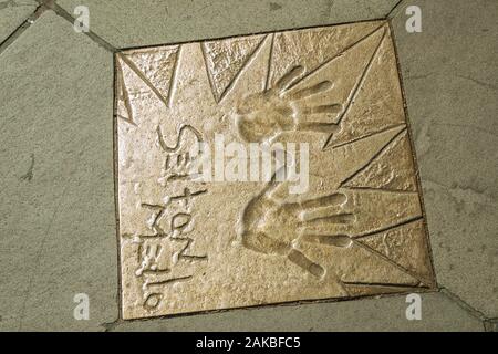 Plaque de métal sur le walk of fame en face du Palais des Festivals à l'avenue principale de Gramado. Une jolie ville d'influence européenne dans le sud du Brésil. Banque D'Images
