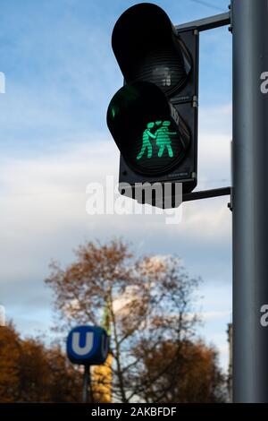 Feu vert pour les piétons à Vienne, paire de personnes Banque D'Images