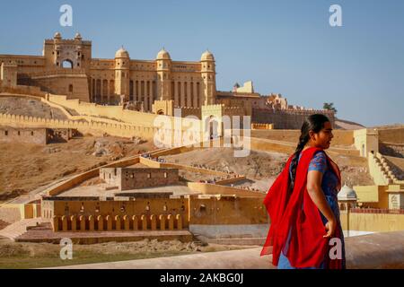 Femme debout à l'extérieur de Fort Nahargarh en Inde Banque D'Images