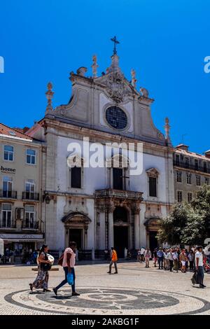 Les habitants et les touristes à pied par Igreja de São Domingos sur une journée de printemps ensoleillée. Banque D'Images