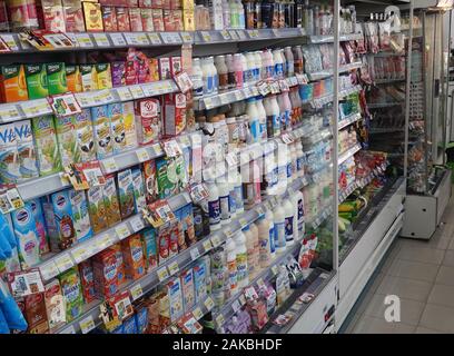 Pattaya, Thaïlande - 24 décembre 2019: Variété de boissons au lait, aux fruits et au yaourt sur le plateau dans la boutique de proximité de FamilyMart. Banque D'Images