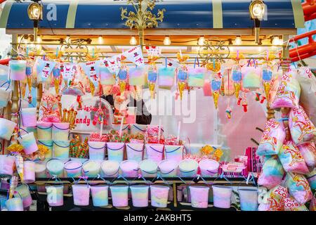 Londres, Royaume-Uni - 25 novembre 2019 - Cardie de carnaval vendant des bonbons floss et d'autres bonbons à Noël funfair hiver Wonderland Banque D'Images