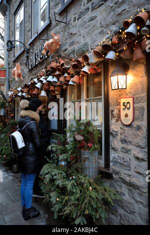 Les gens qui regardent le menu à l'extérieur du restaurant le Lapin Saute.petit Champlain district.Québec.Québec.Canada Banque D'Images