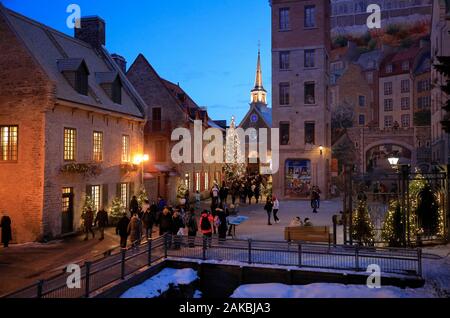 Vue nocturne de la Côte de la montagne dans la Basse-Québec et de la Fresque des Québécois avec l'église notre-Dame-des-victoires en arrière-plan.Québec.Canada Banque D'Images