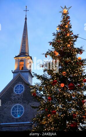 Un plan d'arbre de Noël illuminé avec la tour de Notre-Dame-des-Victoires de Place-Royale Square.basse-ville. Ville de Québec.La ville de Québec.quebec.Canada Banque D'Images