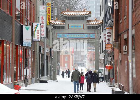 Un jour de neige à Montréal Chinatown avec arc commémoratif sur De La Gauchetier street. Montreal.quebec.Canada Banque D'Images