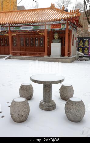 Sun Yat-Sen Park aka Place Su Yat-Sen avec un buste de bronze de taille moyenne de vie Dr. Sun Yat-Sen le père fondateur de la République populaire de Chine en un jour de neige dans la région de Chinatown.montreal.quebec.Canada Banque D'Images