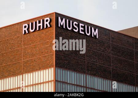 Essen, Ruhr, Rhénanie du Nord-Westphalie, Allemagne - Ruhr Museum de Zeche Zollverein, classé au Patrimoine Mondial de l'UNESCO, Zollverein inscriptions lumineuses sur le fa Banque D'Images