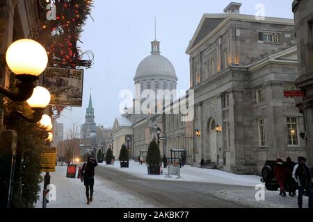 Marché Bonsecours avec Notre-Dame-de-Bon-Secours en un jour de neige.Le Vieux Montréal.montreal.quebec.Canada Banque D'Images