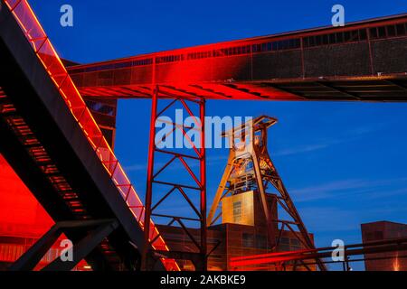 Essen, Ruhr, Rhénanie du Nord-Westphalie, Allemagne - Zeche Zollverein, classé au Patrimoine Mondial de l'UNESCO, Zollverein illuminée en rouge dans le crépuscule du soir. Es Banque D'Images