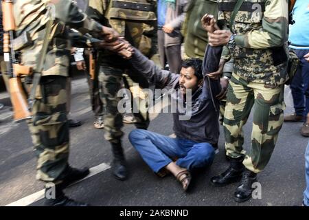 8 janvier 2020, Guwahati, Assam, Inde : les militants du Centre des syndicats indiens (CITU) sont arrêtés lors d'un rassemblement de protestation contre le gouvernement, organisées dans le cadre d'une grève nationale par divers syndicats de Guwahati. (Crédit Image : © David Talukdar/Zuma sur le fil) Banque D'Images