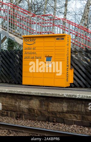 Amazon locker pick up point à Burley-en-Wharfedale gare sur la ligne de train de Leeds Bradford, West Yorkshire, Royaume-Uni Banque D'Images