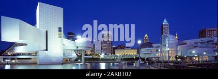 Voir Rock and Roll Hall of Fame la nuit, Cleveland, Ohio, USA Banque D'Images