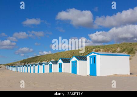 Rangée de cabines de plage bleu et blanc sur Texel, l'île de Frise occidentale de la mer des Wadden, Noord-Holland, les Pays-Bas Banque D'Images