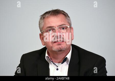 Kassel, Allemagne. 05Th Jan, 2020. Frank Hannig, avocat du principal suspect Stephan E. dans le cas de meurtre Lübcke, parle aux journalistes lors d'une conférence de presse. Stephan E. a fait une nouvelle déclaration au cours de la journée avant que les juges de la Cour de Justice. Credit : Uwe Zucchi/dpa/Alamy Live News Banque D'Images