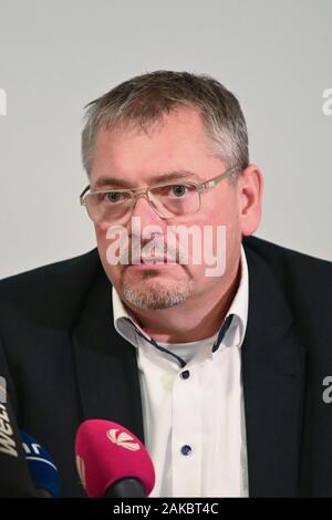 Kassel, Allemagne. 05Th Jan, 2020. Frank Hannig, avocat du principal suspect Stephan E. dans le cas de meurtre Lübcke, parle aux journalistes lors d'une conférence de presse. Stephan E. a fait une nouvelle déclaration au cours de la journée avant que les juges de la Cour de Justice. Credit : Uwe Zucchi/dpa/Alamy Live News Banque D'Images