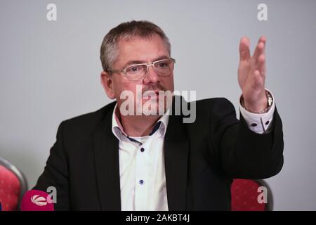 Kassel, Allemagne. 05Th Jan, 2020. Au cours d'une conférence de presse, Frank Hannig, avocat pour le principal suspect Stephan E. dans l'affaire de meurtre, gesturally Lübcke invite les journalistes à poser des questions. Stephan E. a fait une nouvelle déclaration au cours de la journée avant que les juges de la Cour de Justice. Credit : Uwe Zucchi/dpa/Alamy Live News Banque D'Images