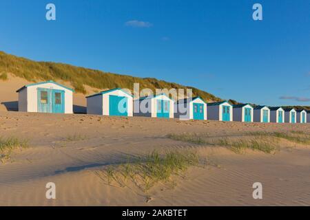 Rangée de cabines de plage bleu et blanc sur Texel, l'île de Frise occidentale de la mer des Wadden, Noord-Holland, les Pays-Bas Banque D'Images