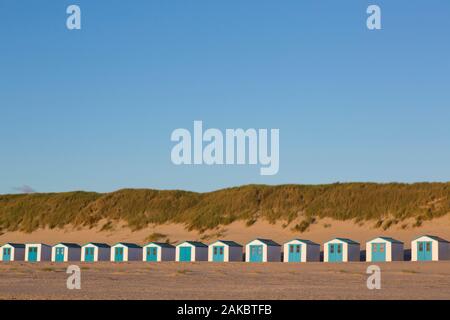 Rangée de cabines de plage bleu et blanc sur Texel, l'île de Frise occidentale de la mer des Wadden, Noord-Holland, les Pays-Bas Banque D'Images