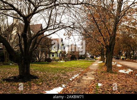 Trottoir à travers un beau quartier résidentiel à l'automne de la communauté Banque D'Images