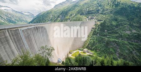 Barrage réservoir du lac "Zillergrundl" dans les montagnes du Tyrol, Autriche Banque D'Images