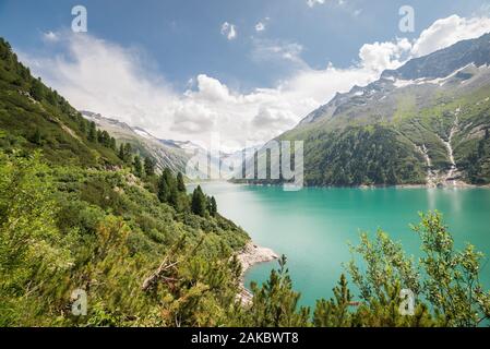 Vue panoramique sur un magnifique lac de couleur turquoise dans les Alpes Banque D'Images