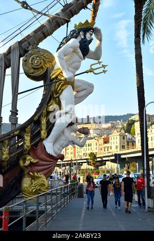 L'Italie, Ligurie, Gênes, Porto Antico (vieux port) réaménagé en 1992, le Neptune est une réplique du navire d'un galion espagnol du xviie siècle. Le bateau a été construit en 1985 pour le film Pirates de Roman Polanski Banque D'Images