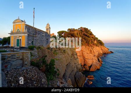 L'Italie, Ligurie, Riviera ligure, parc naturel de Portofino, village de Portofino, San Giorgio église et Château Brown dans l'arrière-plan Banque D'Images