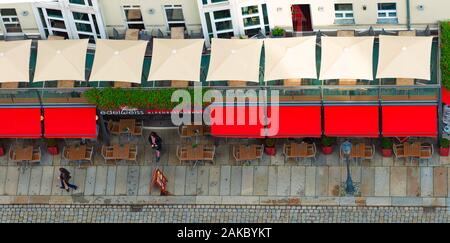 Dresde, Allemagne - le 22 septembre 2014 : de haut en bas Vue sur rue de Dresde, de l'état de Saxe, Allemagne, Europe. Restaurant et les gens vers le bas ci-dessous. Banque D'Images