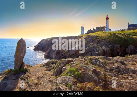 La France, Finistère, Douarnenez, La Pointe Saint-Mathieu et le phare de Saint-Mathieu à partir de 1835, l'abbaye Saint-Mathieu de Fine-Terre et le sémaphore de 1906 Banque D'Images