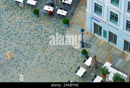 Dresde, Allemagne - le 22 septembre 2014 : de haut en bas Vue sur rue de Dresde, de l'état de Saxe, Allemagne, Europe. Restaurant et les gens vers le bas ci-dessous. Banque D'Images