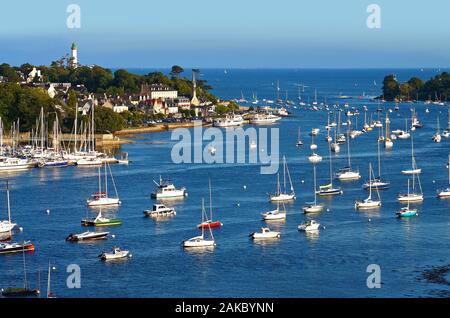 La France, Finistère, bateaux ancrés sur l'Odet entre Bénodet et Sainte-Marine Banque D'Images