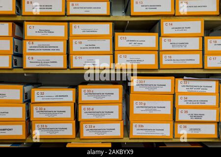 France, Indre-et-Loire, Chambray-les-Tours, siège de la Centre Généalogique de Touraine, boîtes d'archives Banque D'Images