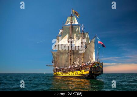 France, Morbihan, Golfe du Morbihan, Arzon, le Shtandart, réplique de la frégate russe pendant la parade de la semaine du Golfe du Morbihan, édition 2019 Banque D'Images