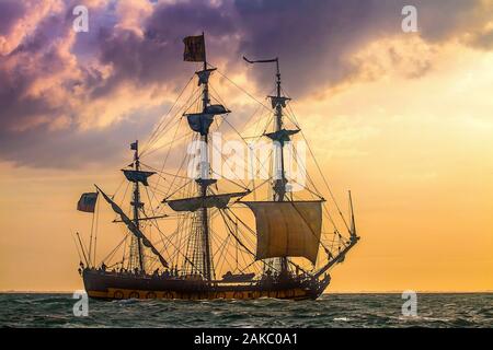 France, Morbihan, Golfe du Morbihan, Arzon, le Shtandart, réplique de la frégate russe pendant la parade de la semaine du Golfe du Morbihan, édition 2019 Banque D'Images