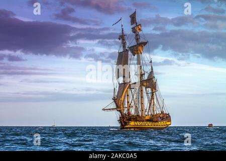 France, Morbihan, Golfe du Morbihan, Arzon, le Shtandart, réplique de la frégate russe pendant la parade de la semaine du Golfe du Morbihan, édition 2019 Banque D'Images