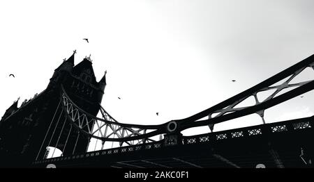 London Tower Bridge Silhouette en noir et blanc avec des oiseaux qui volent autour de Banque D'Images