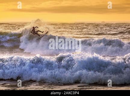 France, Morbihan, Saint-Pierre-Quiberon, surfeur en Penthièvre au coucher du soleil Banque D'Images
