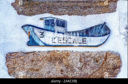 France, Morbihan, presqu'île de Quiberon, la plaque représentant un bateau sur une façade de Port Haliguen Banque D'Images