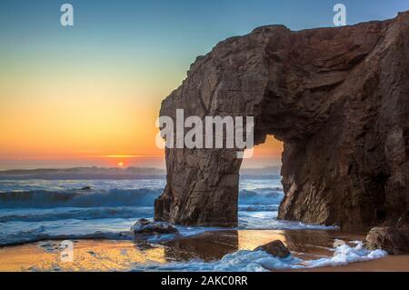 France, Morbihan, presqu'île de Quiberon, côte sauvage, coucher de soleil sur l'arc de Porz Guen, pendant les marées hautes de Février Banque D'Images