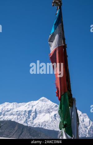 Drapeaux de prière bouddhiste à Kagbeni, village du district de Mustang (Népal). Banque D'Images