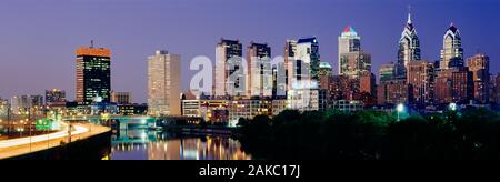 Avec Philadelphia skyline skyscrapers at night, New York, USA Banque D'Images