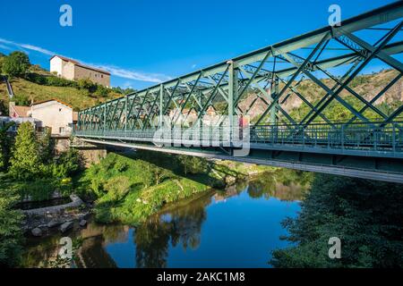 La France, la Haute-Loire, Monistrol d'Allier, randonnée sur la Via Podiensis, l'un des itinéraires de pèlerinage français à Santiago de Compostela ou GR 65, Tour Eiffel pont sur l'Allier construit par Gustave Eiffel en 1888 Banque D'Images